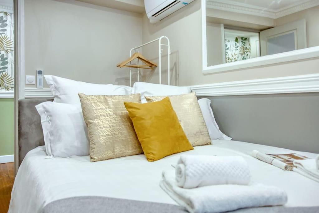 Le Nid Parisien Triplex Cosy Et Chaleureux Apartment Luaran gambar